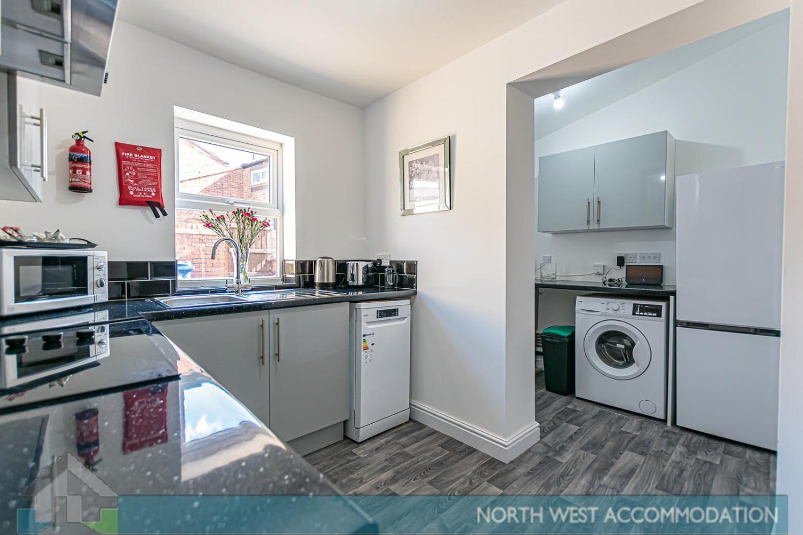 Wellfield Serviced Accommodation Warrington Exterior photo
